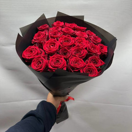 Букет из 24 красных роз 50 см