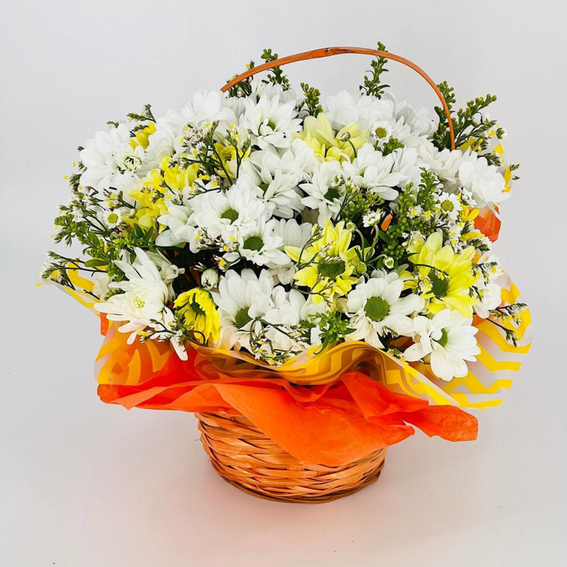 Bright bouquet of yellow-white daisies in a basket, standart