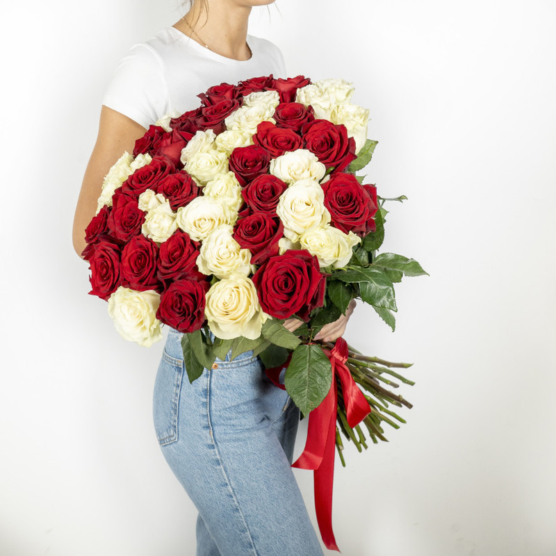 Высокие красные и белые розы Эквадор 45 шт., стандартный