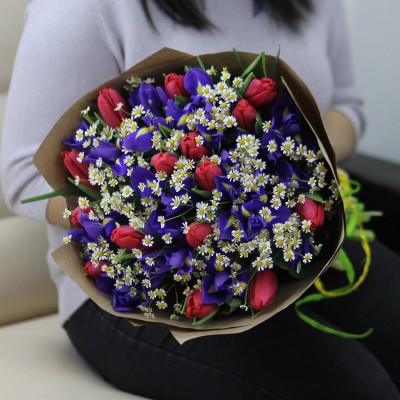 Букет «Красные тюльпаны, ромашки, синие ирисы», артикул: 333013277, с  доставкой в город Москва (внутри МКАД)