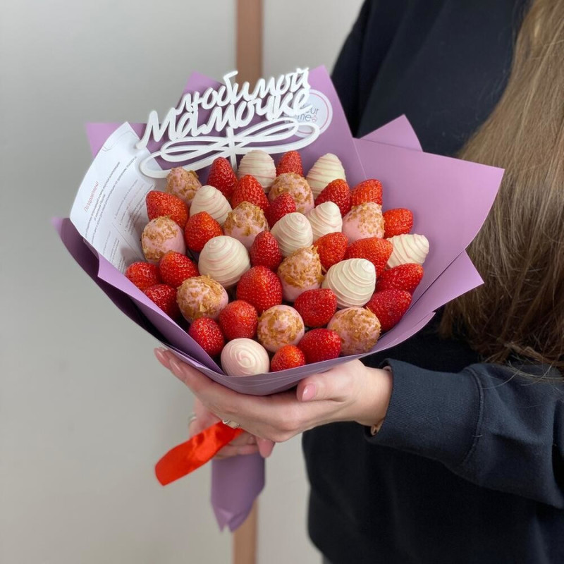 Bouquet of strawberries in chocolate "Poitiers" - M, standart
