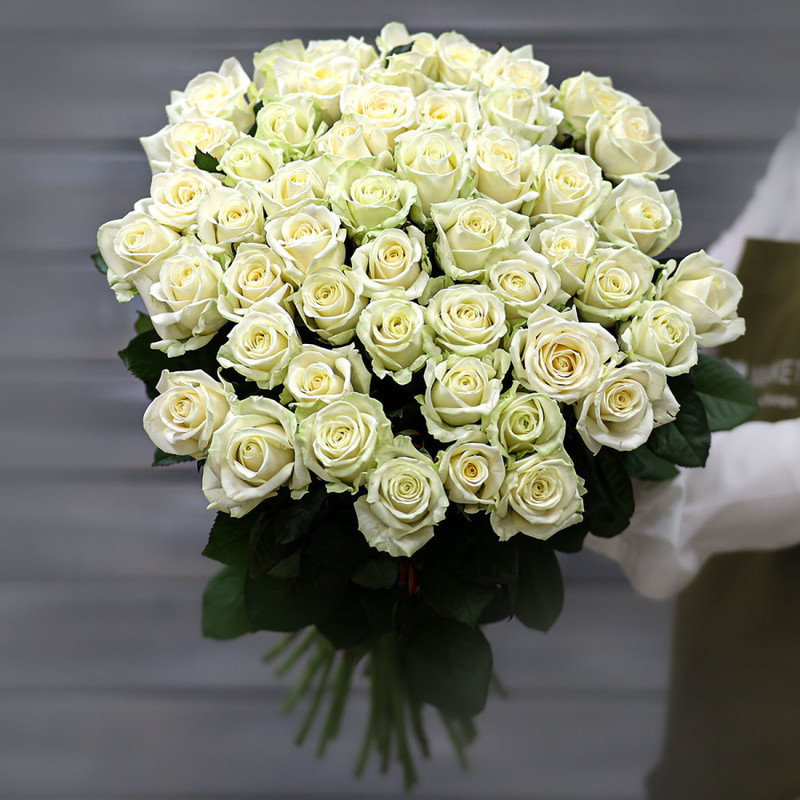 Букет из 51 белой розы (Россия) с лентой 50 см, стандартный