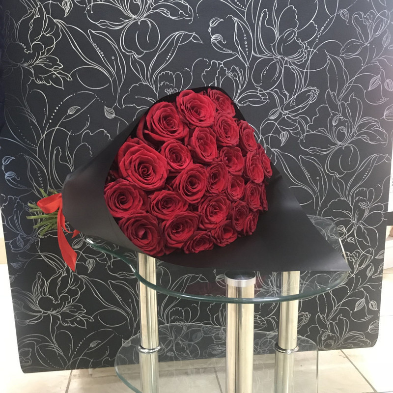 25 красных роз Ред Наоми в черном крафте 60 см, стандартный