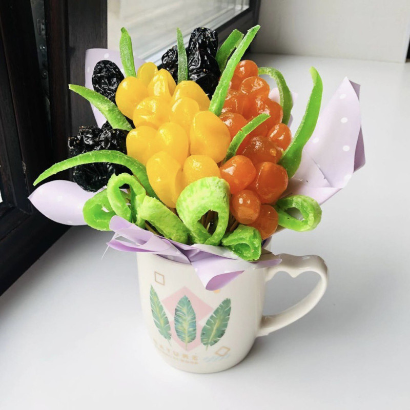Bouquet of dried fruits in a mug, standart