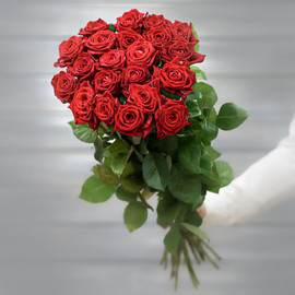 Букет из красных роз (Россия) с лентой 60 см