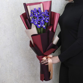 Bouquet of 15 blue irises in designer packaging "Gwinnet"