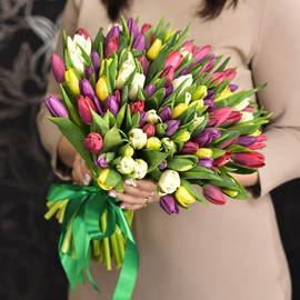 101 разноцветный тюльпан с атласной лентой
