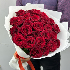 Bouquet of 25 red roses in designer decoration 50 cm