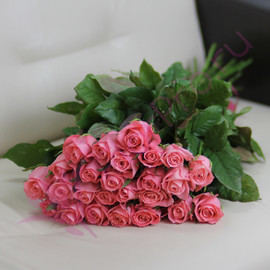 25 розовых роз Анна Карина 50 см