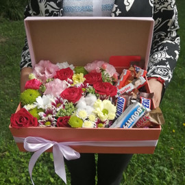 Цветы в коробке и сладости