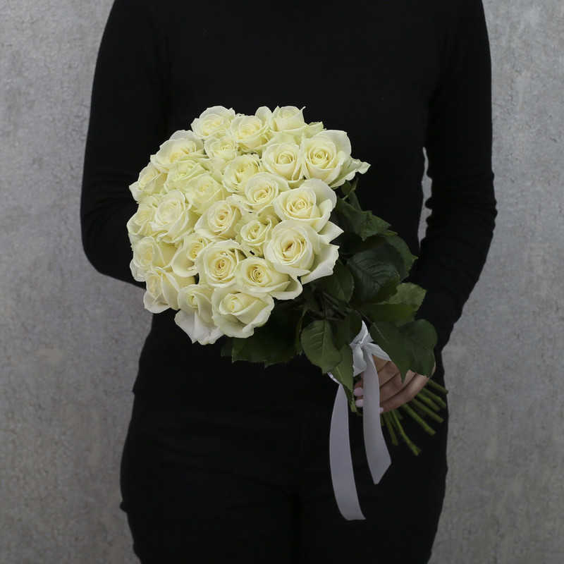 25 белых роз "Аваланч" 50 см, стандартный