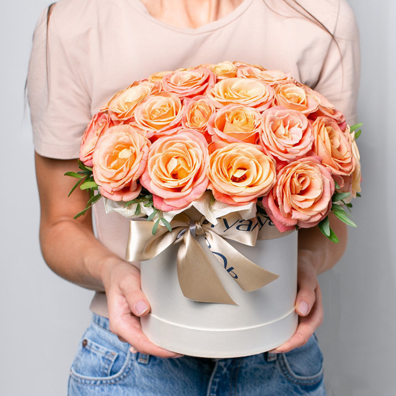 Bouquet of delicate peach roses in a Madeleine box, standart