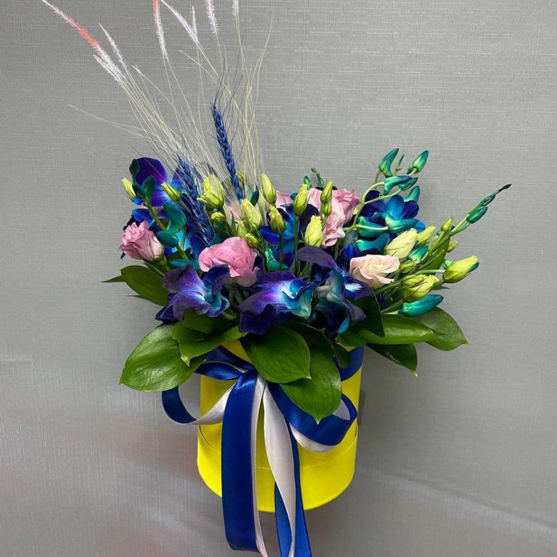 Flowers in a hat box "Splendor", standart