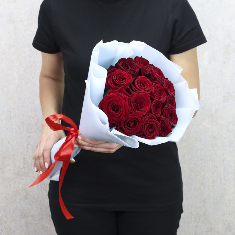 15 красных роз "Ред Наоми" 50 см в дизайнерской упаковке, стандартный