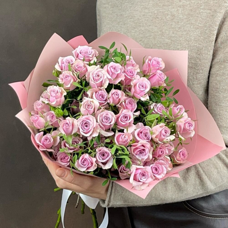 Букет из 9  ярко розовых кустовых роз с зеленью в дизайнерском оформлении 50 см, стандартный