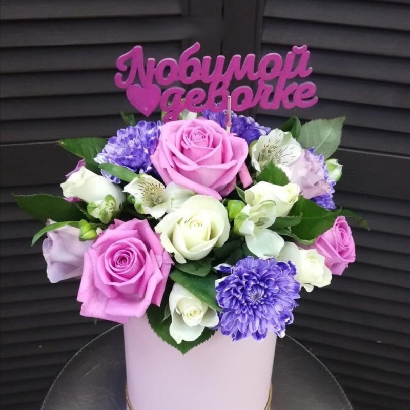 Flower arrangement in a hatbox, standart