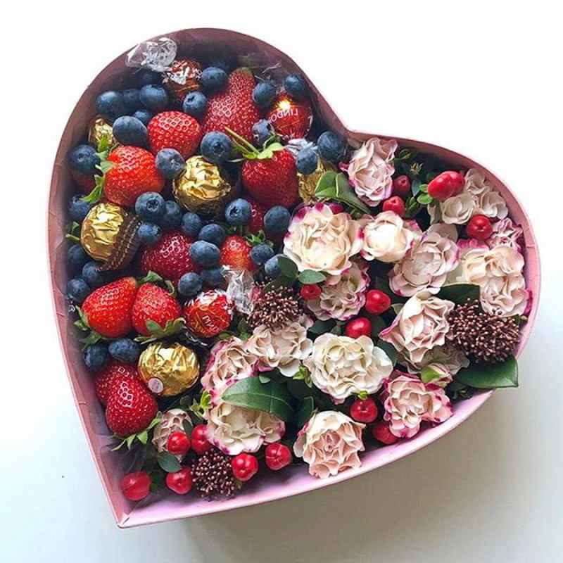 Box with roses and mixed berries, standart