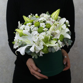 Box with alstroemeria, lily, matthiola and chrysanthemum "Morning dew"