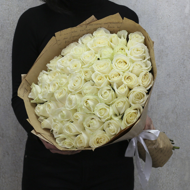 51 белая роза "Аваланч" 60 см в крафт бумаге, стандартный
