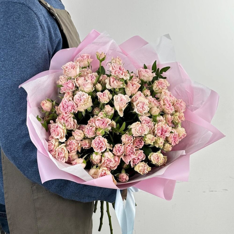 Букет из 19 розовых кустовых роз в дизайнерском оформлении 50 см, стандартный