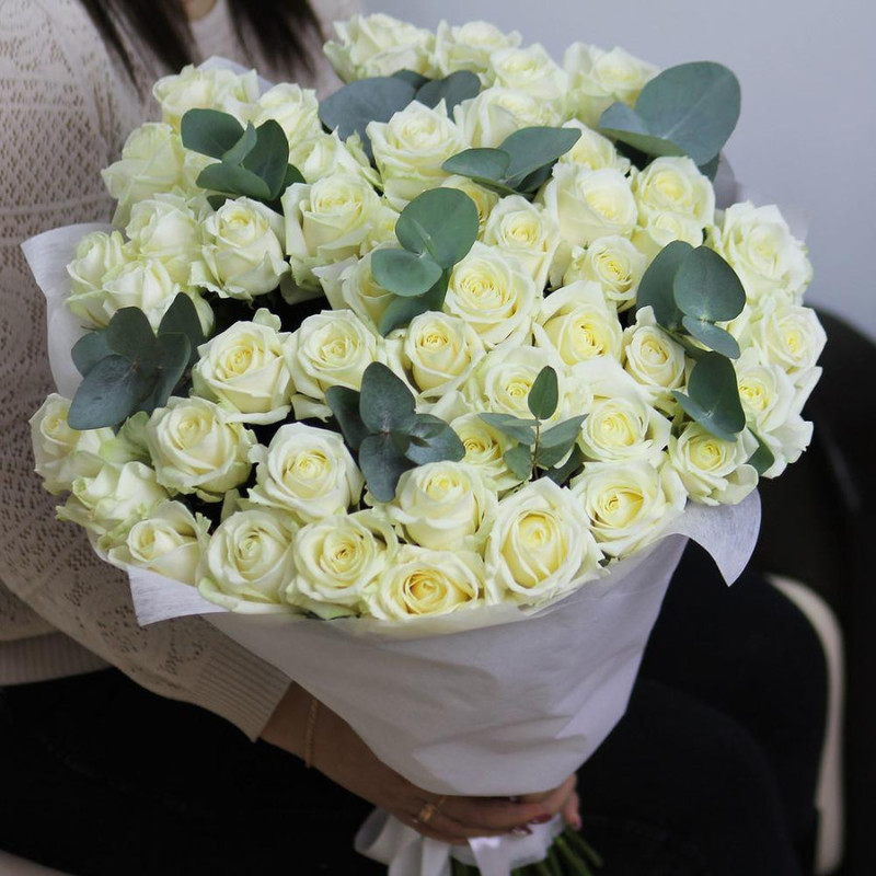 51 белая роза Аваланч 60 см с эвкалиптом в фетре, стандартный