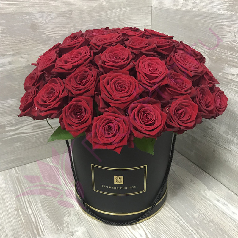 Коробка из 51 розы «Красные розы в черной коробке», стандартный