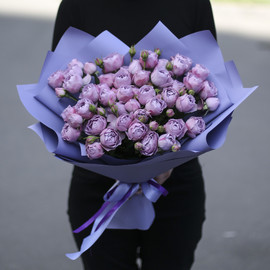 Букет из 15 кустовых пионовидных роз Лавендер Бабблс в дизайнерской упаковке