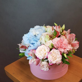 Flowers in a pink box. MINI with blue hydrangea and pink spray rose