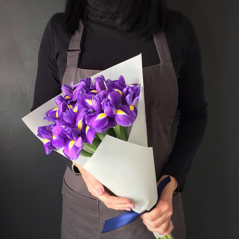 Bouquet of 15 irises in a matte film, standart