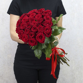 25 red roses "Red Naomi" 60 cm