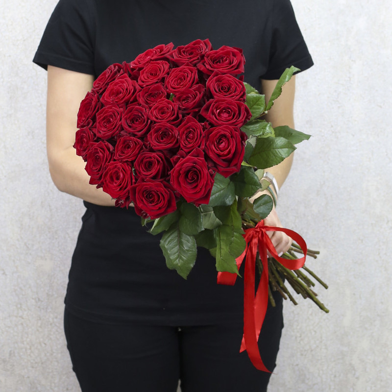 25 красных роз "Ред Наоми" 60 см, стандартный