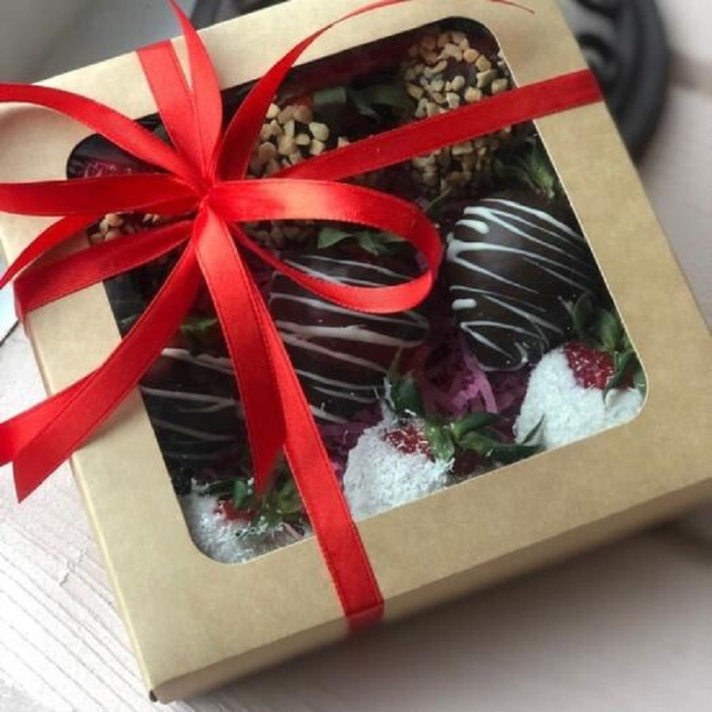 Chocolate covered strawberries in a square box "Charm" 450 gr, standart
