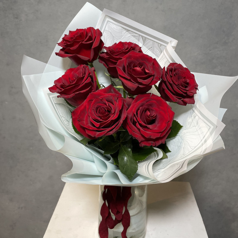 Bouquet of scarlet roses, mini