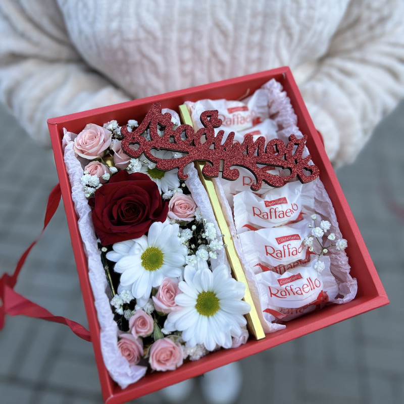 Flower arrangement in a box for mom with raffaeello, standart
