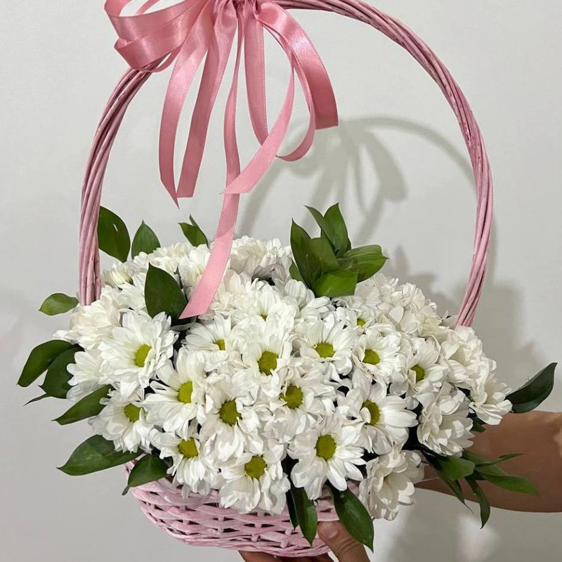 Bouquet of white daisies in a basket, standart