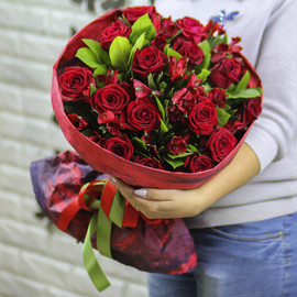 Букет из 15 красных роз с альстромерией в крафте