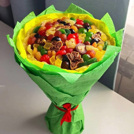 Sweet bouquet of dried fruits
