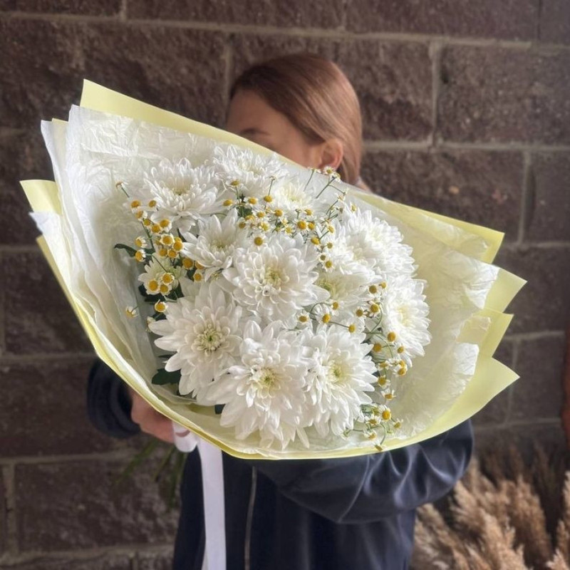 Mixed bouquet of chrysanthemum and chamomile, standart