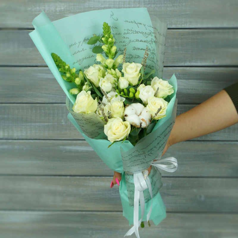 Bouquet of roses, cotton and lisianthus, standart