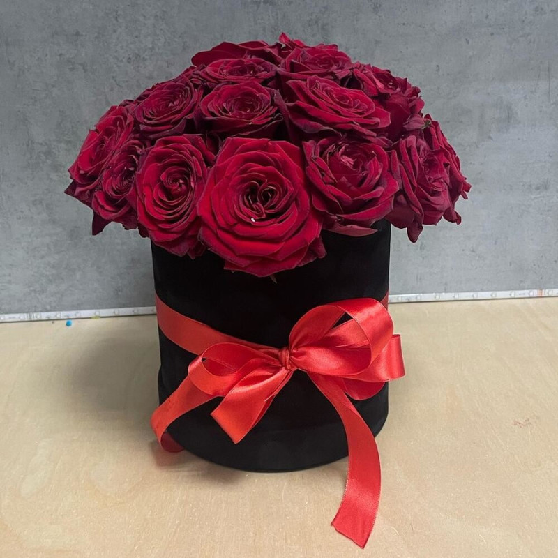 25 роз красных в шляпной коробке, стандартный