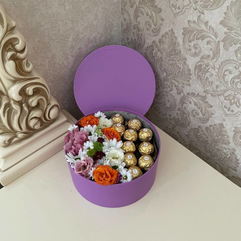 Розы и хризантемы в коробке с конфетами, стандартный