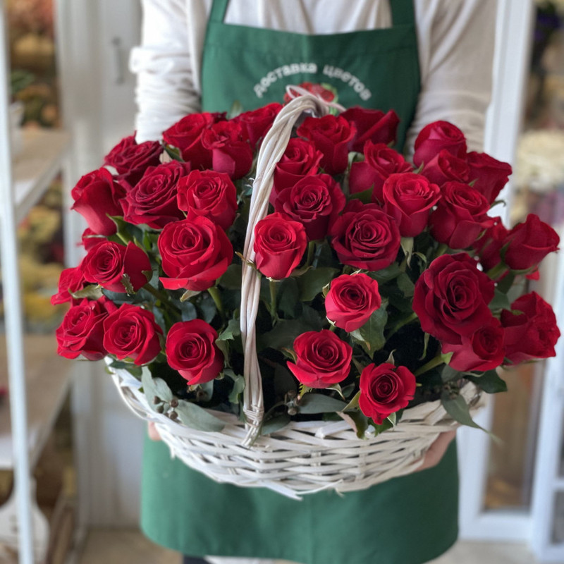 Basket with red roses, standart