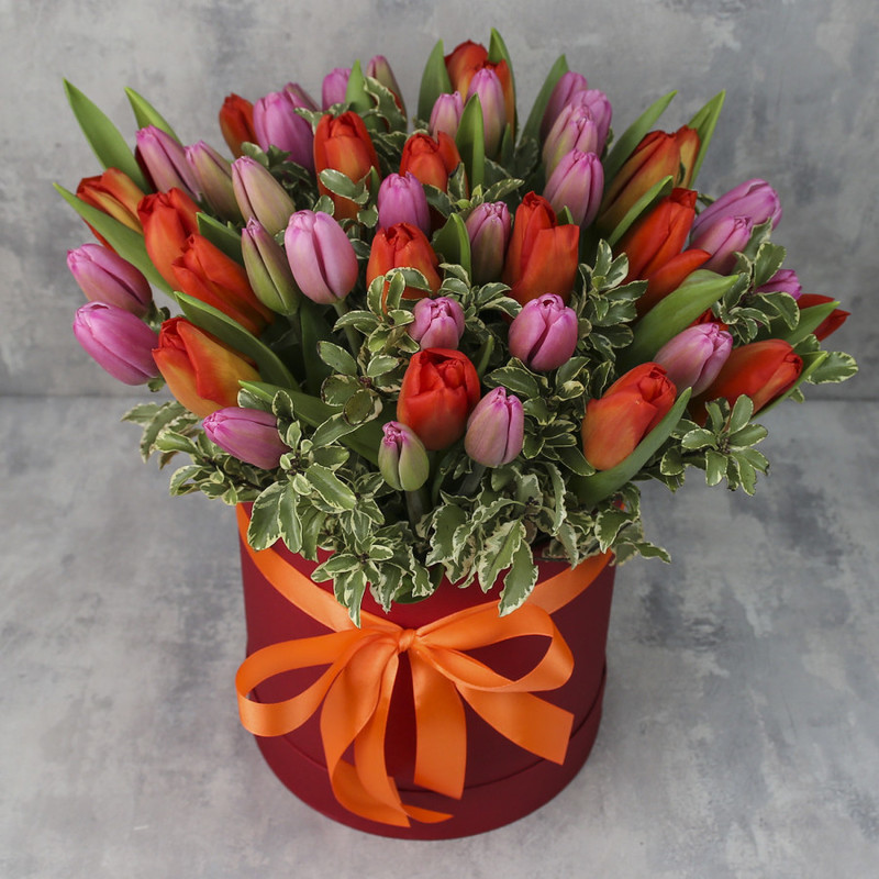 Коробка из 51 тюльпана «Розовые и оранжевые тюльпаны с зеленью», стандартный