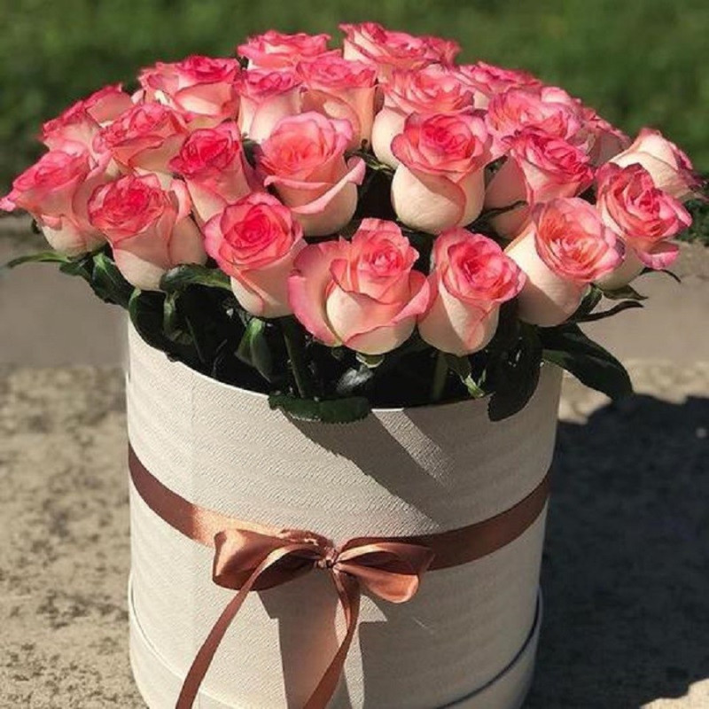 Composition of 31 roses in a box, standart