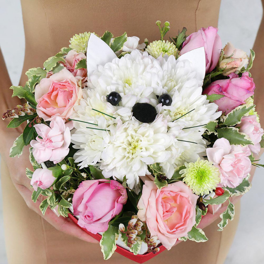 Букет из цветов "Композиция котик из хризантем и роз в