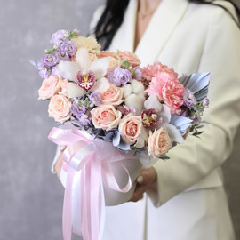 Bouquet in a hat box with orchid, spray rose, matthiola and Chic cotton