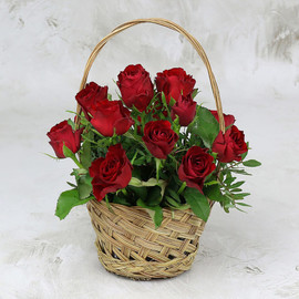 15 красных роз 40 см с листьями фисташки в корзине