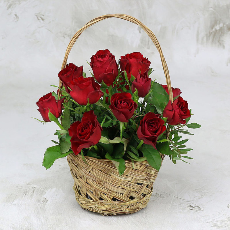 15 красных роз 40 см с листьями фисташки в корзине, стандартный