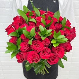 Букет из 51 красной розы с зеленью 50 см
