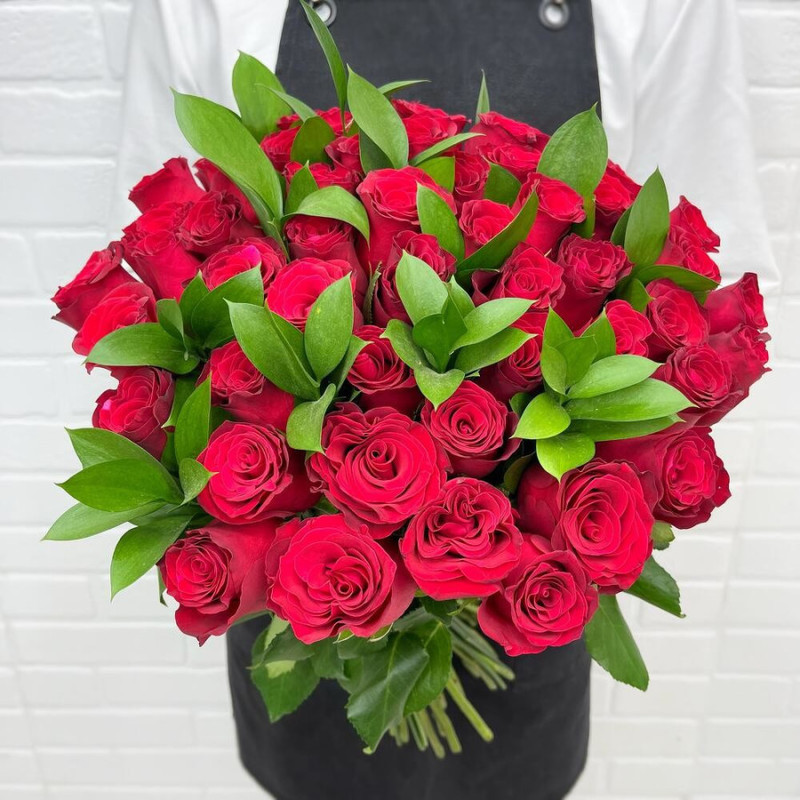 Букет из 51 красной розы с зеленью 50 см, стандартный